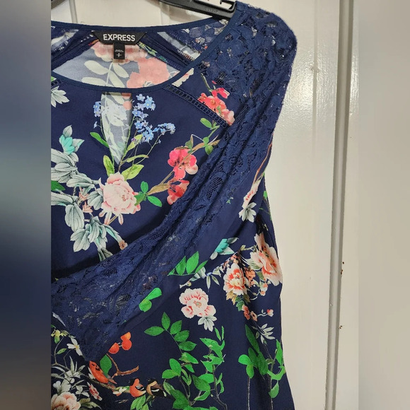 👸👕 #022 Express 3/4 sleeved printed top in size Small - Picture 5 of 12